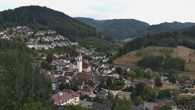 Dieses Bild zeigt eine Webcam-Aufnahme von Ottenhöfen, aufgenommen am Sonntag, den 16.08.2026 um 18:10 Uhr