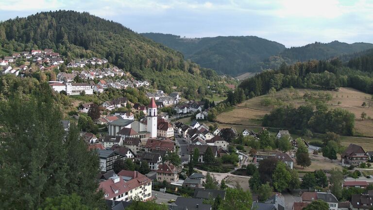 Dieses Bild zeigt eine Webcam-Aufnahme von Ottenhöfen, aufgenommen am Sonntag, den 16.08.2026 um 18:20 Uhr