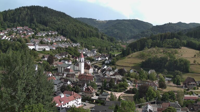 Dieses Bild zeigt eine Webcam-Aufnahme von Ottenhöfen, aufgenommen am Dienstag, den 04.08.2026 um 17:20 Uhr