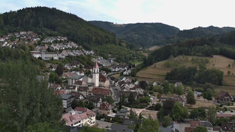 Dieses Bild zeigt eine Webcam-Aufnahme von Ottenhöfen, aufgenommen am Samstag, den 15.08.2026 um 16:00 Uhr