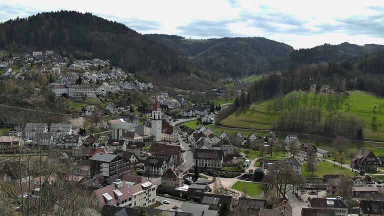 Dieses Bild zeigt eine Webcam-Aufnahme von Ottenhöfen, aufgenommen am Sonntag, den 05.04.2026 um 13:40 Uhr