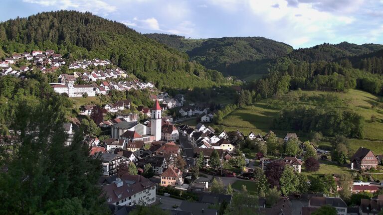 Dieses Bild zeigt eine Webcam-Aufnahme von Ottenhöfen, aufgenommen am Montag, den 18.05.2026 um 19:50 Uhr