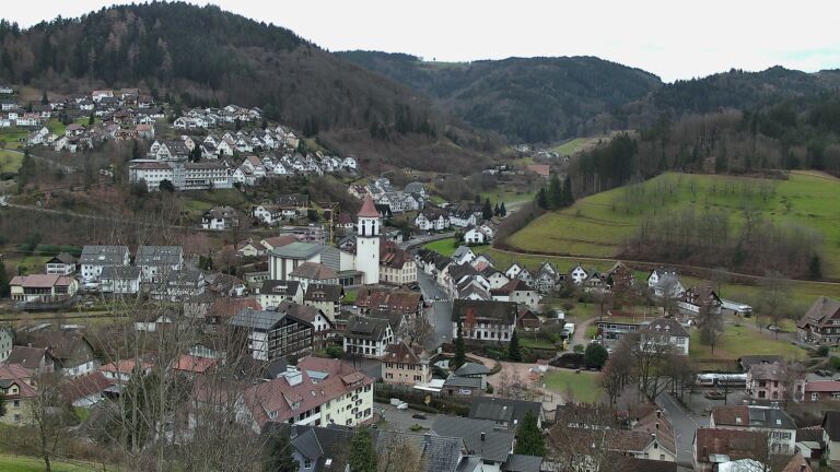 Dieses Bild zeigt eine Webcam-Aufnahme von Ottenhöfen, aufgenommen am Freitag, den 19.12.2025 um 14:20 Uhr