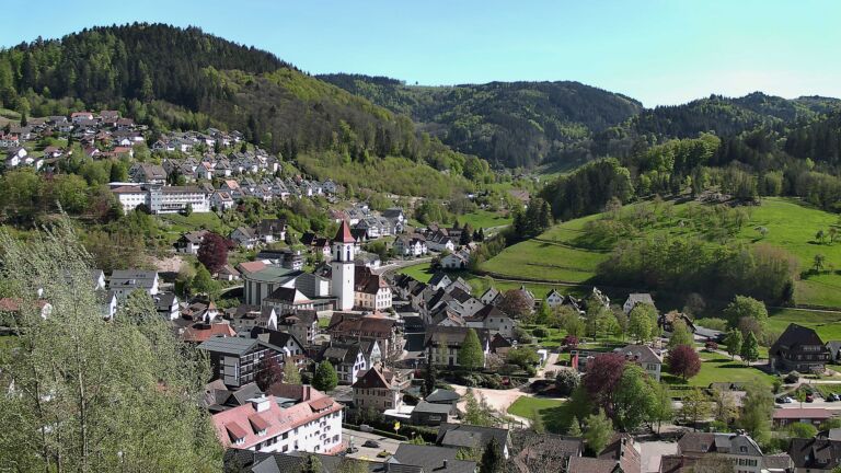 Dieses Bild zeigt eine Webcam-Aufnahme von Ottenhöfen, aufgenommen am Freitag, den 24.04.2026 um 16:10 Uhr