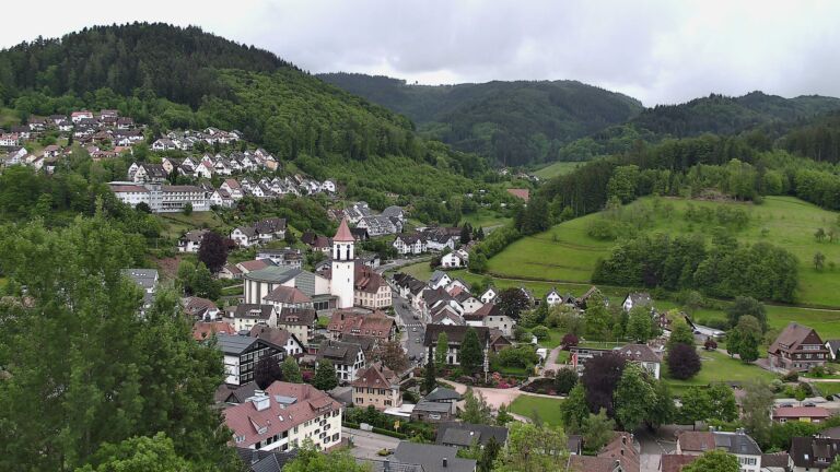Dieses Bild zeigt eine Webcam-Aufnahme von Ottenhöfen, aufgenommen am Freitag, den 15.05.2026 um 12:10 Uhr