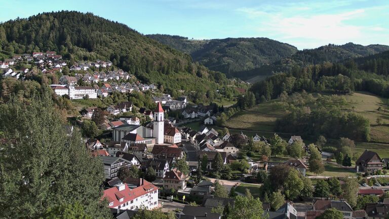 Dieses Bild zeigt eine Webcam-Aufnahme von Ottenhöfen, aufgenommen am Sonntag, den 06.09.2026 um 18:00 Uhr