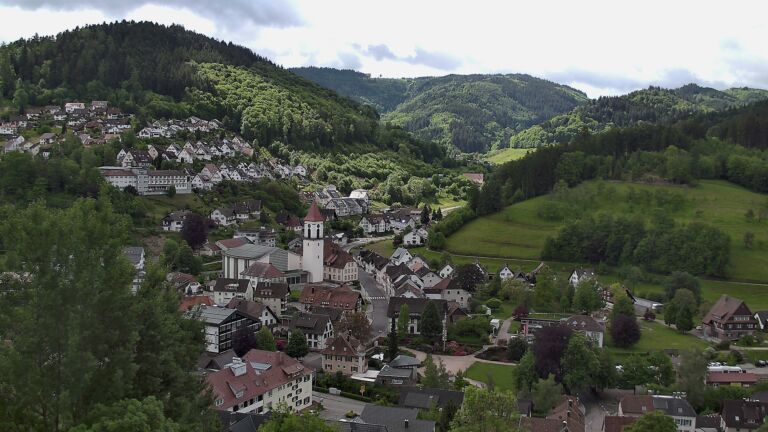 Dieses Bild zeigt eine Webcam-Aufnahme von Ottenhöfen, aufgenommen am Montag, den 18.05.2026 um 11:10 Uhr