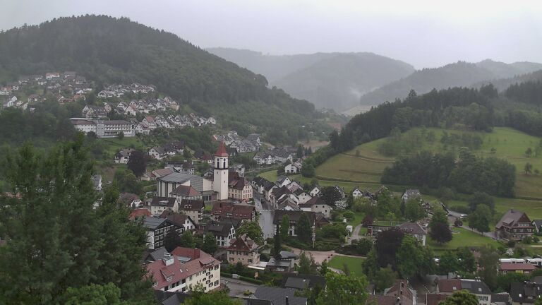 Dieses Bild zeigt eine Webcam-Aufnahme von Ottenhöfen, aufgenommen am Montag, den 08.06.2026 um 17:10 Uhr