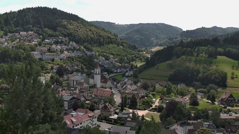 Dieses Bild zeigt eine Webcam-Aufnahme von Ottenhöfen, aufgenommen am Freitag, den 26.06.2026 um 13:50 Uhr