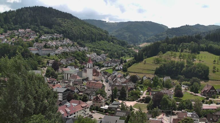 Dieses Bild zeigt eine Webcam-Aufnahme von Ottenhöfen, aufgenommen am Dienstag, den 30.06.2026 um 13:50 Uhr