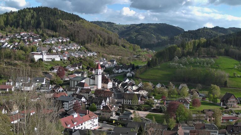 Dieses Bild zeigt eine Webcam-Aufnahme von Ottenhöfen, aufgenommen am Freitag, den 17.04.2026 um 18:20 Uhr