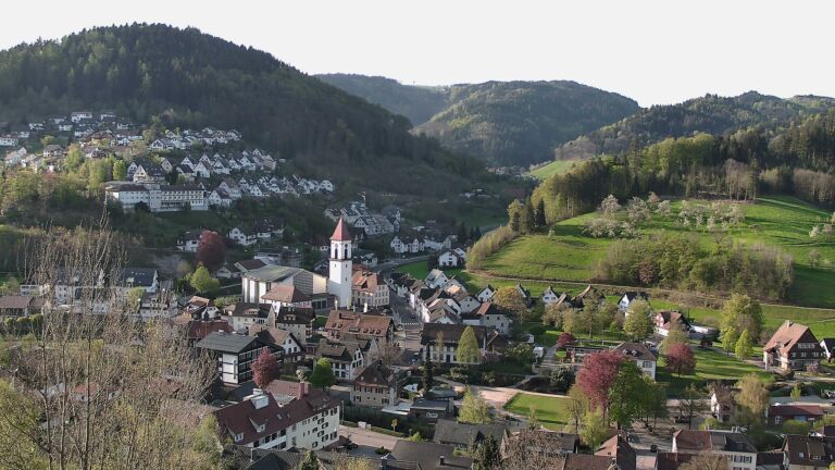 Dieses Bild zeigt eine Webcam-Aufnahme von Ottenhöfen, aufgenommen am Samstag, den 18.04.2026 um 08:20 Uhr