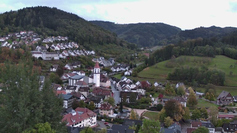 Dieses Bild zeigt eine Webcam-Aufnahme von Ottenhöfen, aufgenommen am Samstag, den 24.10.2026 um 18:00 Uhr