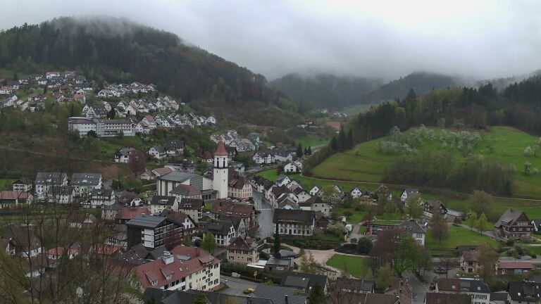 Dieses Bild zeigt eine Webcam-Aufnahme von Ottenhöfen, aufgenommen am Sonntag, den 12.04.2026 um 16:50 Uhr