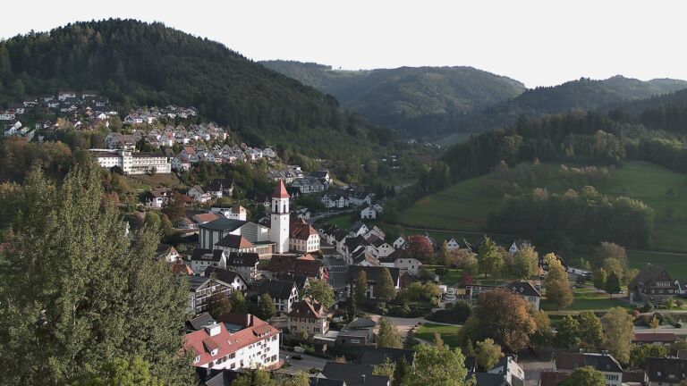 Dieses Bild zeigt eine Webcam-Aufnahme von Ottenhöfen, aufgenommen am Montag, den 19.10.2026 um 17:00 Uhr