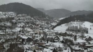 Dieses Bild zeigt eine Webcam-Aufnahme von Ottenhöfen, aufgenommen am Donnerstag, den 08.01.2026 um 13:20 Uhr