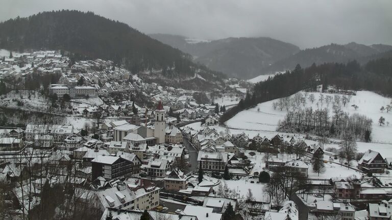 Dieses Bild zeigt eine Webcam-Aufnahme von Ottenhöfen, aufgenommen am Donnerstag, den 08.01.2026 um 13:20 Uhr