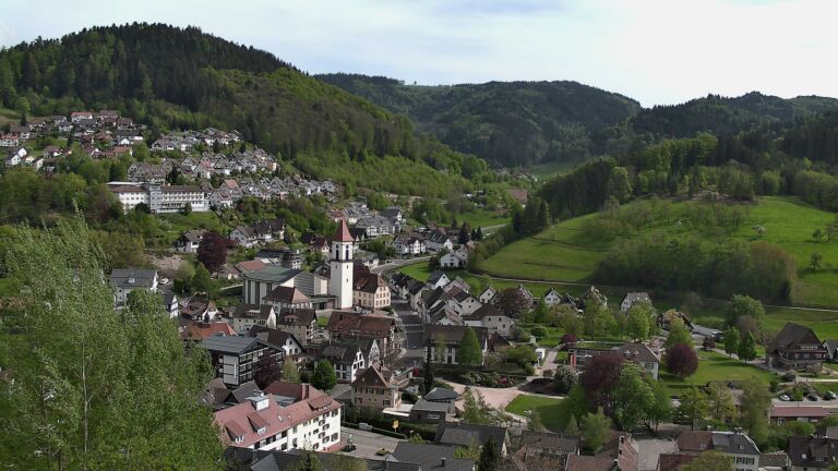 Dieses Bild zeigt eine Webcam-Aufnahme von Ottenhöfen, aufgenommen am Montag, den 27.04.2026 um 16:20 Uhr