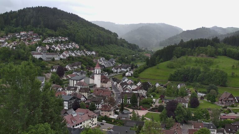 Dieses Bild zeigt eine Webcam-Aufnahme von Ottenhöfen, aufgenommen am Mittwoch, den 13.05.2026 um 18:10 Uhr