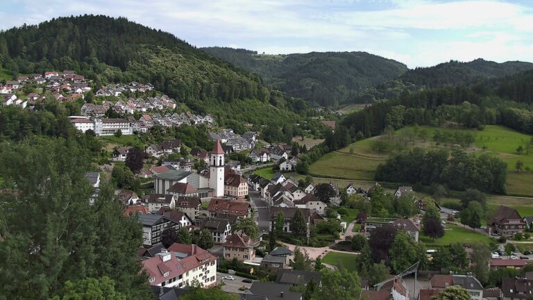 Dieses Bild zeigt eine Webcam-Aufnahme von Ottenhöfen, aufgenommen am Dienstag, den 16.06.2026 um 17:30 Uhr