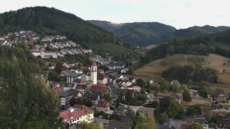 Dieses Bild zeigt eine Webcam-Aufnahme von Ottenhöfen, aufgenommen am Montag, den 17.08.2026 um 19:00 Uhr