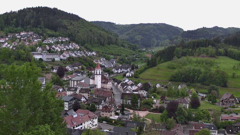 Dieses Bild zeigt eine Webcam-Aufnahme von Ottenhöfen, aufgenommen am Sonntag, den 03.05.2026 um 07:10 Uhr