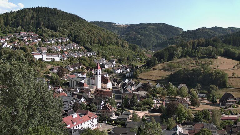Dieses Bild zeigt eine Webcam-Aufnahme von Ottenhöfen, aufgenommen am Freitag, den 14.08.2026 um 17:30 Uhr