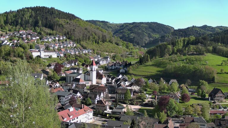 Dieses Bild zeigt eine Webcam-Aufnahme von Ottenhöfen, aufgenommen am Samstag, den 25.04.2026 um 17:50 Uhr