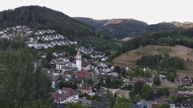 Dieses Bild zeigt eine Webcam-Aufnahme von Ottenhöfen, aufgenommen am Donnerstag, den 13.08.2026 um 07:00 Uhr
