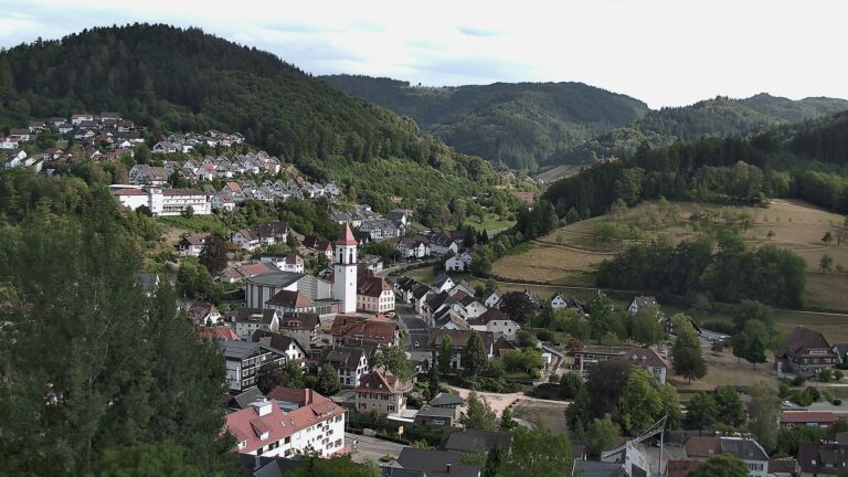 Dieses Bild zeigt eine Webcam-Aufnahme von Ottenhöfen, aufgenommen am Montag, den 10.08.2026 um 17:40 Uhr
