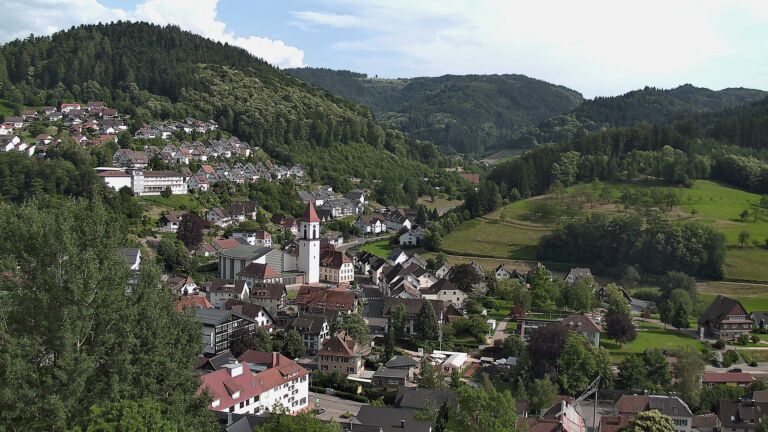 Dieses Bild zeigt eine Webcam-Aufnahme von Ottenhöfen, aufgenommen am Freitag, den 19.06.2026 um 17:40 Uhr