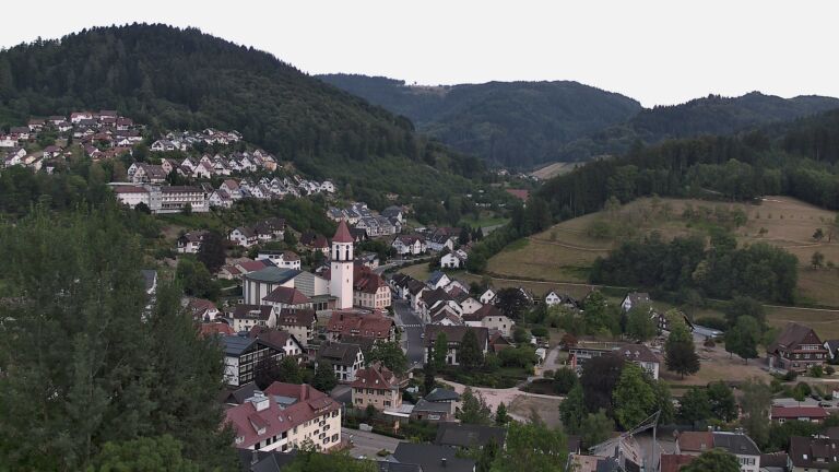 Dieses Bild zeigt eine Webcam-Aufnahme von Ottenhöfen, aufgenommen am Freitag, den 31.07.2026 um 19:20 Uhr