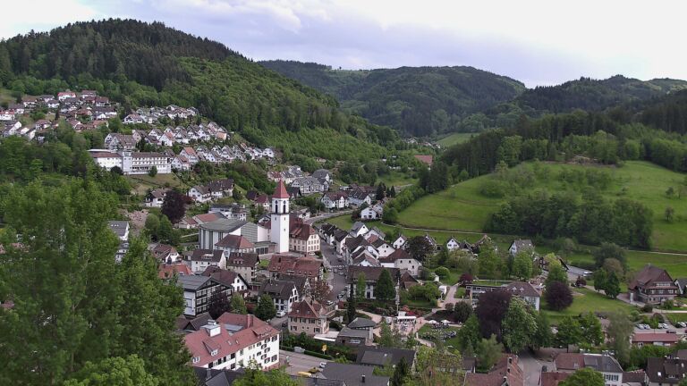Dieses Bild zeigt eine Webcam-Aufnahme von Ottenhöfen, aufgenommen am Samstag, den 09.05.2026 um 18:10 Uhr