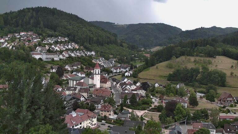 Dieses Bild zeigt eine Webcam-Aufnahme von Ottenhöfen, aufgenommen am Dienstag, den 04.08.2026 um 18:30 Uhr