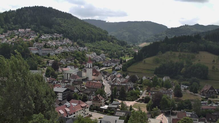 Dieses Bild zeigt eine Webcam-Aufnahme von Ottenhöfen, aufgenommen am Sonntag, den 19.07.2026 um 13:20 Uhr
