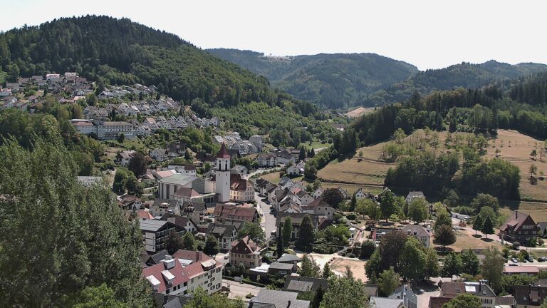 Dieses Bild zeigt eine Webcam-Aufnahme von Ottenhöfen, aufgenommen am Freitag, den 14.08.2026 um 13:40 Uhr
