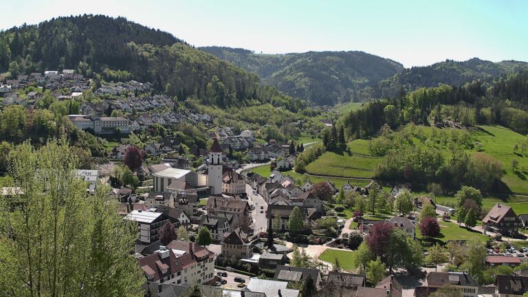 Dieses Bild zeigt eine Webcam-Aufnahme von Ottenhöfen, aufgenommen am Samstag, den 25.04.2026 um 12:00 Uhr