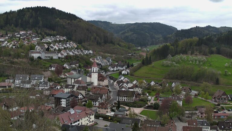 Dieses Bild zeigt eine Webcam-Aufnahme von Ottenhöfen, aufgenommen am Mittwoch, den 15.04.2026 um 13:20 Uhr