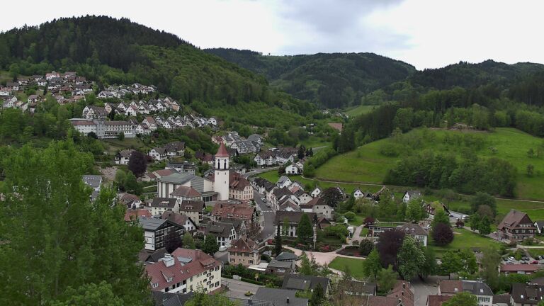 Dieses Bild zeigt eine Webcam-Aufnahme von Ottenhöfen, aufgenommen am Sonntag, den 03.05.2026 um 13:10 Uhr
