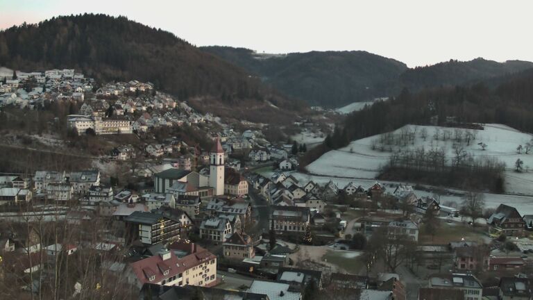 Dieses Bild zeigt eine Webcam-Aufnahme von Ottenhöfen, aufgenommen am Donnerstag, den 01.01.2026 um 17:00 Uhr