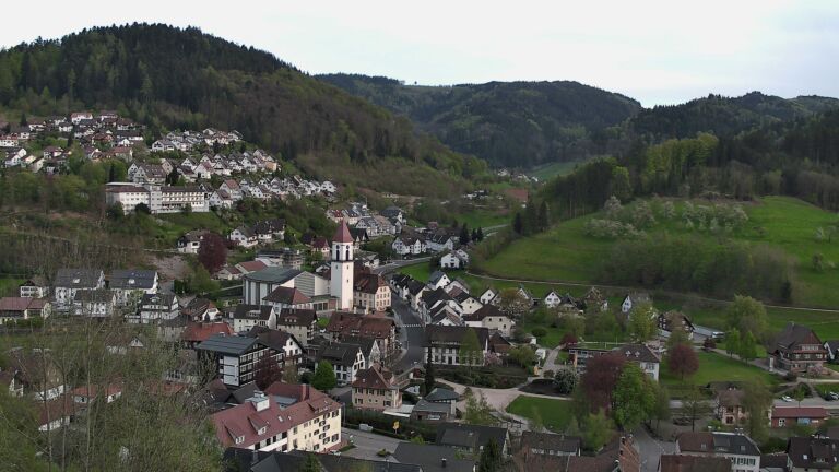 Dieses Bild zeigt eine Webcam-Aufnahme von Ottenhöfen, aufgenommen am Samstag, den 18.04.2026 um 19:00 Uhr