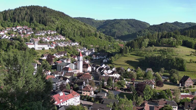 Dieses Bild zeigt eine Webcam-Aufnahme von Ottenhöfen, aufgenommen am Freitag, den 22.05.2026 um 19:10 Uhr