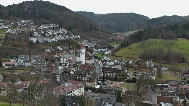 Dieses Bild zeigt eine Webcam-Aufnahme von Ottenhöfen, aufgenommen am Freitag, den 19.12.2025 um 13:10 Uhr