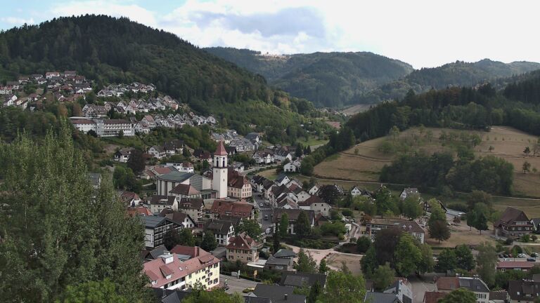 Dieses Bild zeigt eine Webcam-Aufnahme von Ottenhöfen, aufgenommen am Montag, den 17.08.2026 um 16:30 Uhr