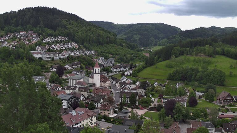 Dieses Bild zeigt eine Webcam-Aufnahme von Ottenhöfen, aufgenommen am Mittwoch, den 13.05.2026 um 18:00 Uhr