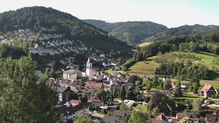 Dieses Bild zeigt eine Webcam-Aufnahme von Ottenhöfen, aufgenommen am Donnerstag, den 18.06.2026 um 08:30 Uhr