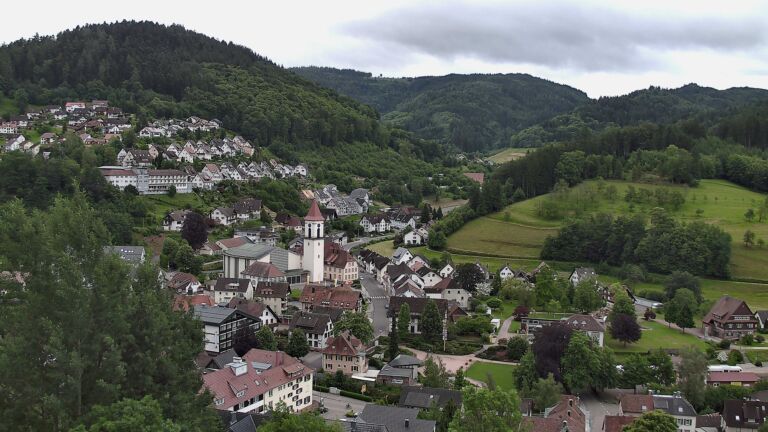 Dieses Bild zeigt eine Webcam-Aufnahme von Ottenhöfen, aufgenommen am Freitag, den 05.06.2026 um 08:00 Uhr