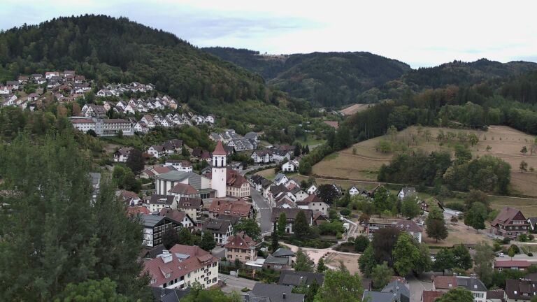 Dieses Bild zeigt eine Webcam-Aufnahme von Ottenhöfen, aufgenommen am Dienstag, den 18.08.2026 um 19:30 Uhr