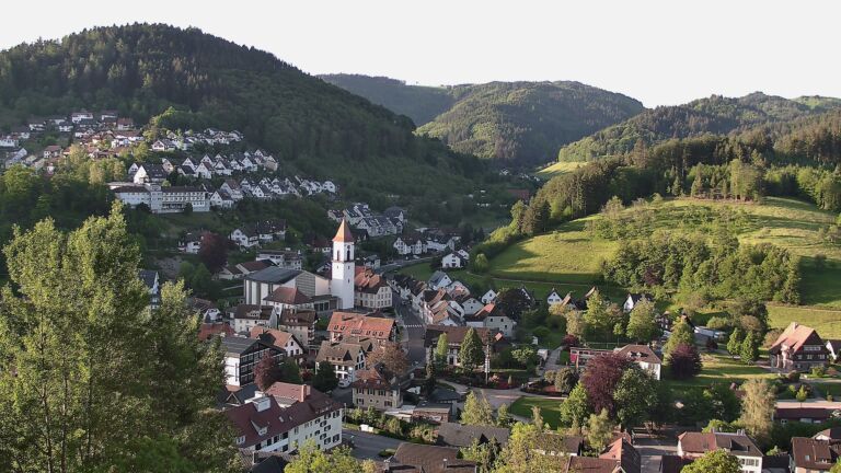 Dieses Bild zeigt eine Webcam-Aufnahme von Ottenhöfen, aufgenommen am Sonntag, den 10.05.2026 um 07:10 Uhr