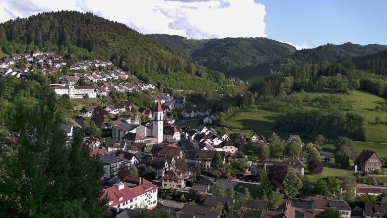 Dieses Bild zeigt eine Webcam-Aufnahme von Ottenhöfen, aufgenommen am Freitag, den 08.05.2026 um 19:10 Uhr